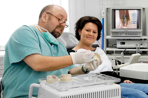 Zahnarzt Ulrich Leicht im Gespräch mit einer Patientin